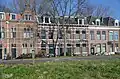 Blokje van twee gespiegelde woningen onder één dak, rond 1890 gebouwd in een eclectische bouwtrant.