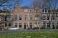 Blokje met twee gespiegelde, maar qua gevelarchitectuur niet identieke woningen onder één dak, in 1894 gebouwd in Neo-Renaissancistische vormen.
