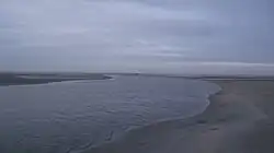 Nieuwe geul met een flauwe S-bocht naar zee