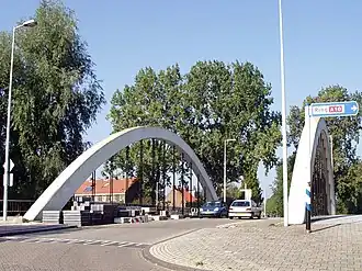 Boogbrug uit 1957 aan oostzijde Nieuwendammerdijk