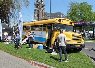 De Nieuws en Co-bus bij de start van de Giro d'Italia 2016 in Apeldoorn