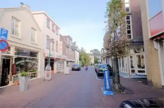 De Nieuwstraat in Baarn, ter hoogte van nummer 21, kijkend richting de Eemnesserweg