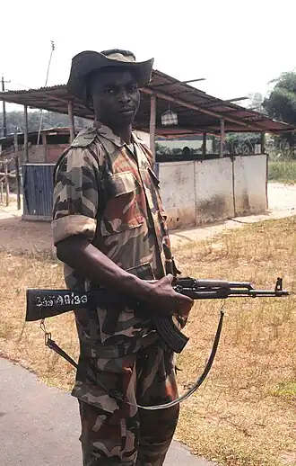 Een Nigeriaanse ECOMOG-soldaat die een van de zes checkpoints op de weg naar de luchthaven van Monrovia bemand (foto: 1997).
