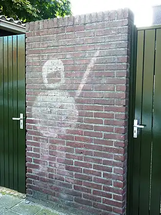 Graffiti van een ME-agent bij de Piersonstraat