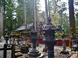 Metalen en stenen lantaarns bij Nikkō Tōshō-gū