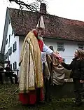 Nikolaus deelt appels uit in Bauernhofmuseum Jexhof, Duitsland