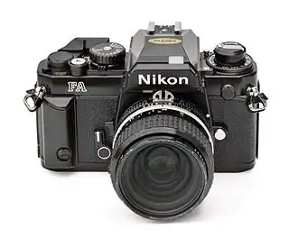 Zwarte Nikon FA met objectief