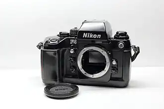 Zwarte Nikon F4 zonder objectief