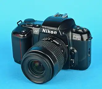Zwarte Nikon F-601 met objectief