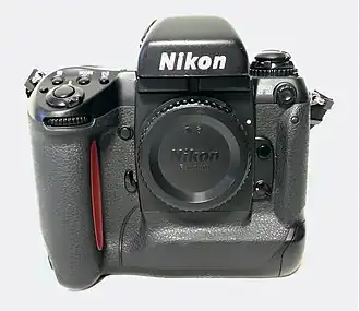 Zwarte Nikon F5 zonder objectief