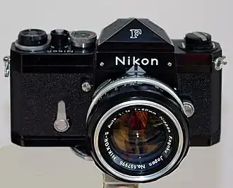 Zwarte Nikon F met objectief