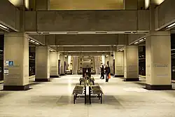 Zuilen en wachtbankjes op het eilandperron