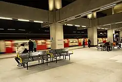 Metro langs het perron