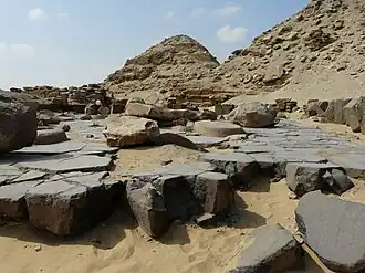 De piramide van Neferirkare met rechts de piramide van Nioeserre