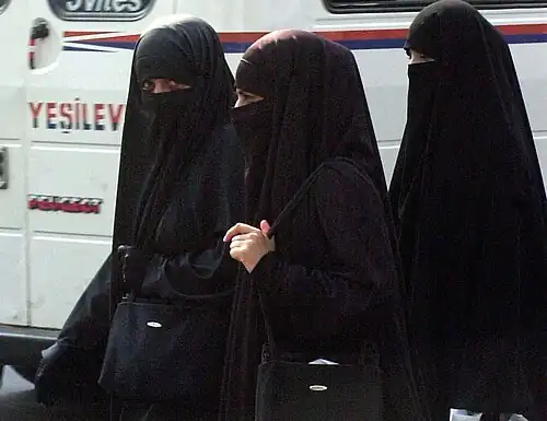 Drie vrouwen in Adana (Turkije) die nikabs dragen