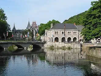 Het kasteel en de brug over de Eau Noire
