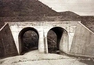 De dubbele treintunnel bij Nogeun-ri, Zuid-Korea, in 1960. Tien jaar eerder, vroeg in de Koreaanse Oorlog, doodden leden van het Amerikaanse leger een groot aantal Zuid-Koreaanse vluchtelingen onder en rond de brug.