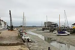 De jachthaven bij laag tij