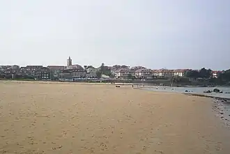 Strand bij Noja, dat op de achtergrond zichtbaar is