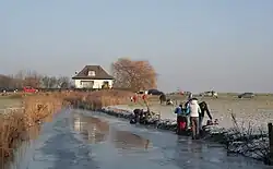 Het voormalige stoomgemaal in Noordeinde met schaatsers