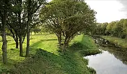 Noordelijke courtine met gracht.