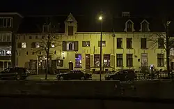 Pakhuis de Sleutel en voormalige brouwerij ernaast op de hoek (Hoge der A 37) aan de oostzijde van de Noorderhaven