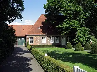 Voormalig rentmeestershuis (18e eeuw, thans woning en praktijk van de plaatselijke huisarts) (S)