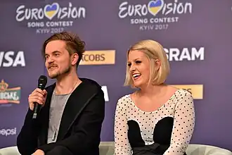 Piirainen (links) en Tirronen (rechts) tijdens het Eurovisiesongfestival 2017