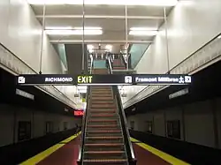 Dezelfde trappen gezien vanaf het perron