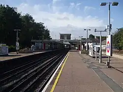 De twee eilandperrons gezien uit het oosten met op de achtergrond het stationsgebouw.
