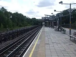 Een blik naar het oosten over het perron.