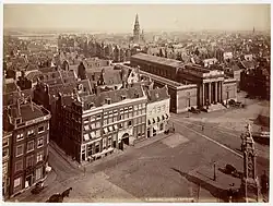 Noordzijde van de Dam met in het midden het oude kantoor van Van Gend & Loos, rechts de Beurs van Zocher en op de voorgrond Naatje van de Dam.