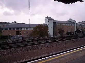 De universiteit gezien vanaf het perron