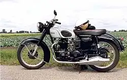 Norton Dominator Model 7 uit 1953 met een late (geveerde) versie van het garden gate frame (foto: Peter Ritzen)