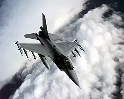 Een Noorse F-16A boven de Balkan, mei 1999.
