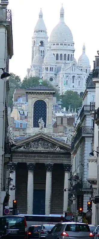 De kerk waar naar het station genoemd is, met op de achtergrond de nabijgelegen Sacré-Cœur