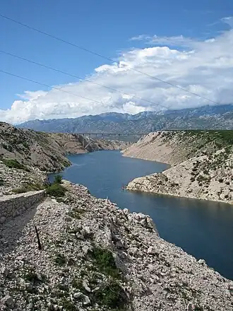 Novsko ždrilo met in de verte de nieuwe Maslenicabrug