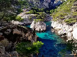 Het typische blauwe water van de Calanques, hier in Sugiton