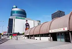 Het toegangsgebouw met tongewelf