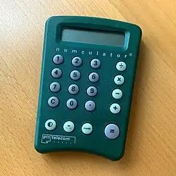 Een 'numculator', een soort rekenmachine voor het omrekenen van telefoonnummers