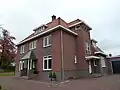 Villa met garage in een door het expressionisme beïnvloede stijl