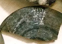 Potscherf van een vaas met de naam van Nynetjer en die van Bastet