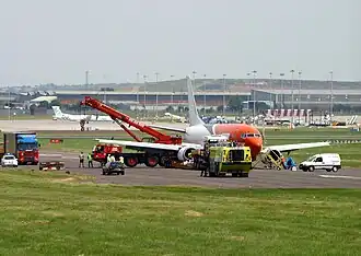 OO-TND werd met behulp van een dieplader onder de rechtermotor van de landingsbaan verwijderd.