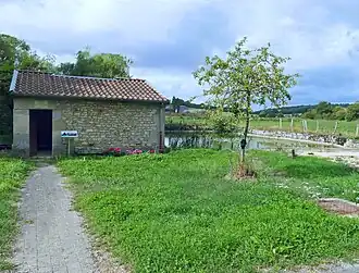 Voormalige openbare wasplaats met wasplaats  voor paarden