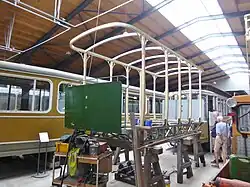 Open bijwagen OS 51 uit Odense (bouwjaar 1911) in restauratie in Remise 3.