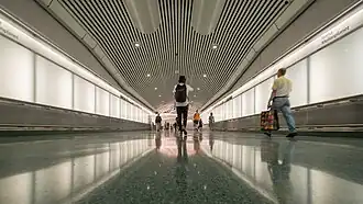 Noordelijke tussenverdieping gezien richting de roltrappen naar het perron.