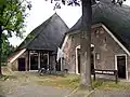 Boerderij Voorm. boerderij met achterbaander onder rieten wolfsdak (Voorm. Openbare Bibliotheek)