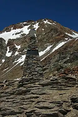 De Ötzi gedenksteen op de Tiesenjoch, dicht bij de Similaun in de Ötztaler Alpen, de plaats waar Ötzi werd gevonden