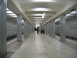 Een metro bij een van de panelen met de Sovjetvlag