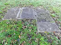 Drie grafzerken op de wierde